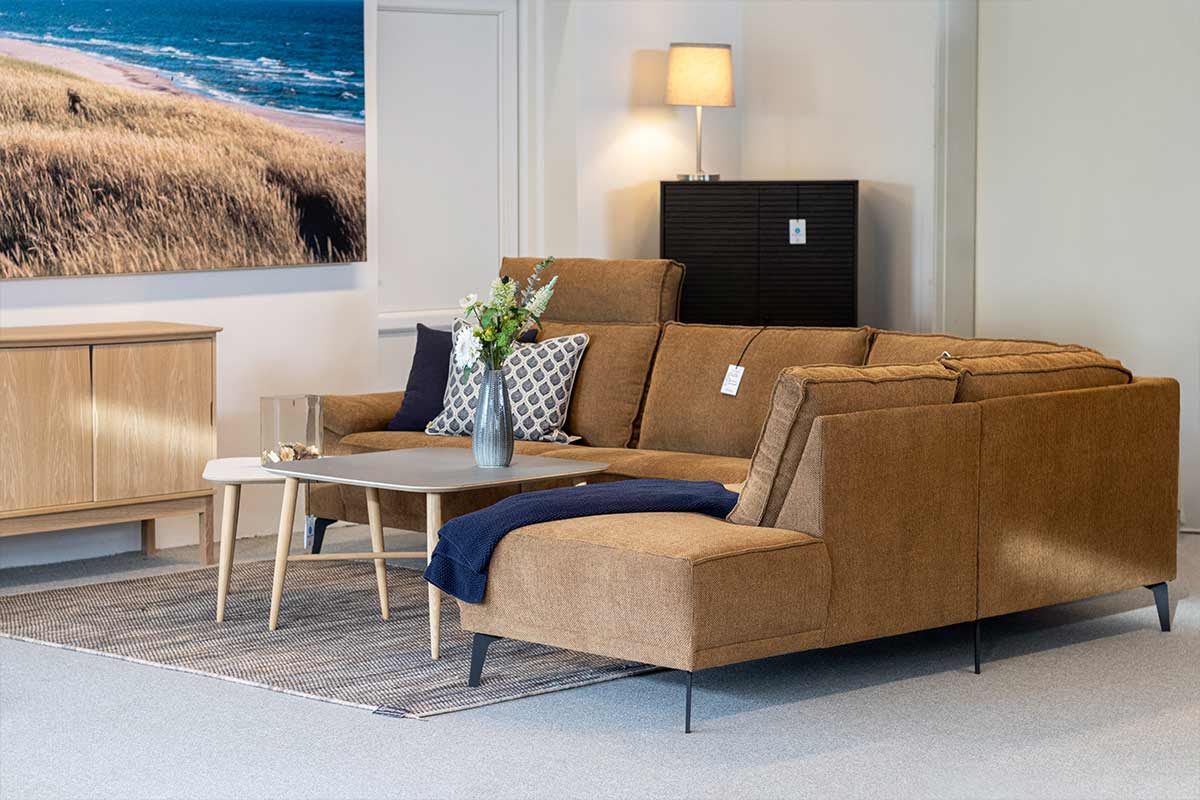 Hjørnesofa i udstilling i møbelforretningen på Fyn