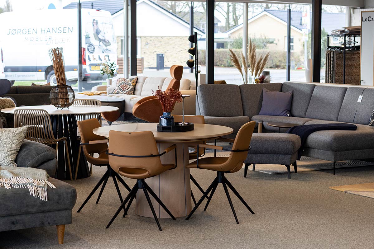 Rundt spisesbord med spisestole i udstilling i møbelforretningen på Fyn