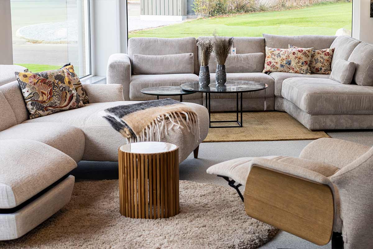 Sofagruppe i stor udstilling i møbelforretningen på Fyn