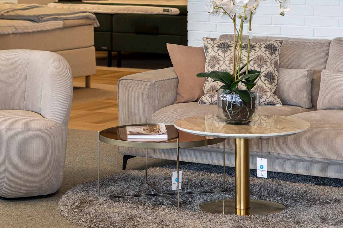 Sofagruppe og sofabord i udstilling i møbelforretningen på Fyn