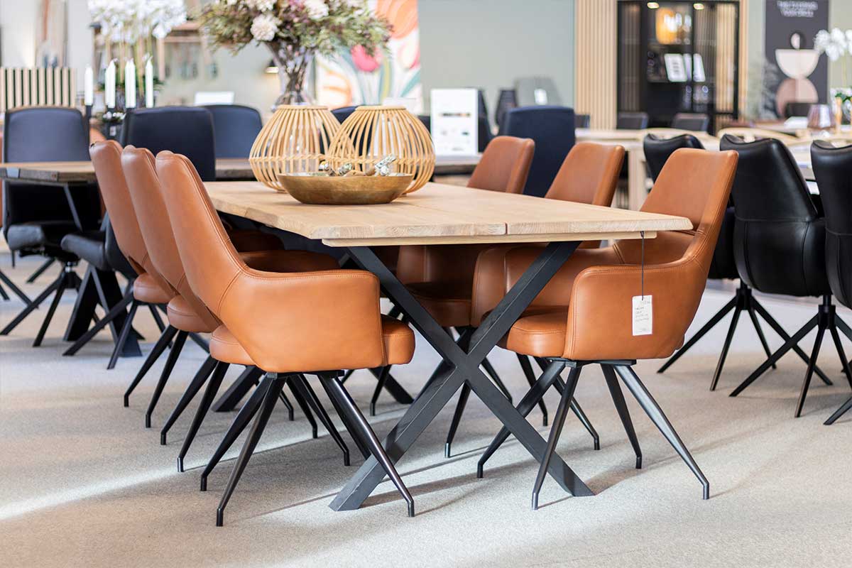 Spisebord og behagelige spisestole i udstilling i møbelforretningen på Fyn