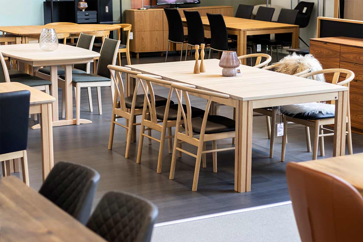 Spisesbord og spisestole i udstilling i møbelforretningen på Fyn