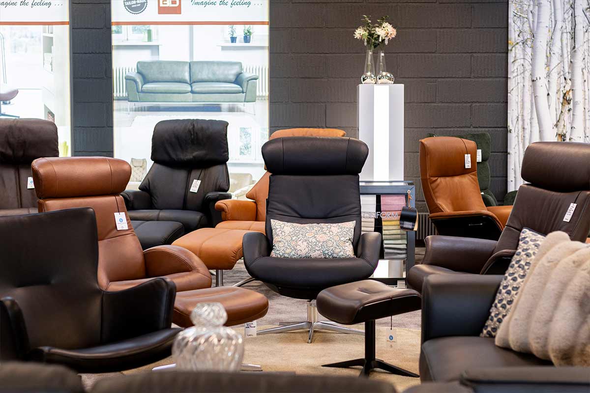 Stor lænestol udstilling i møbelforretningen på Fyn